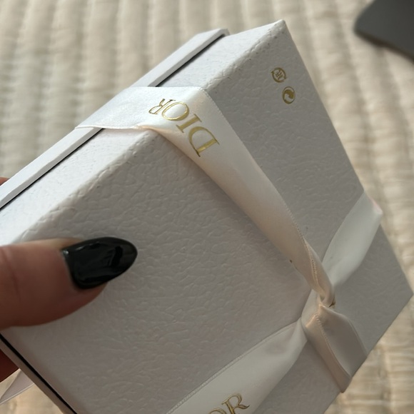 Small Dior Box and Ribbon - Picture 2 of 2